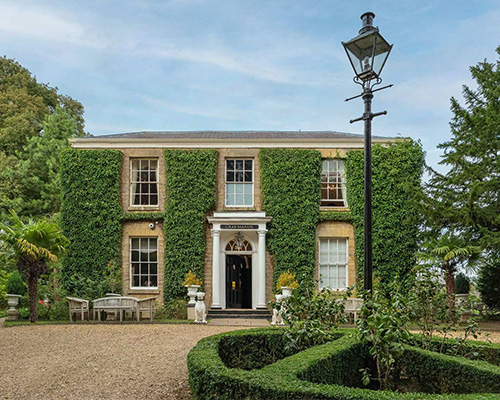 Franklands is a traditional community pub has it all; Pool, Darts, Jukebox, weekly Quiz, regular Disco Karaoke and Live Music plus a gorgeous surprise out back