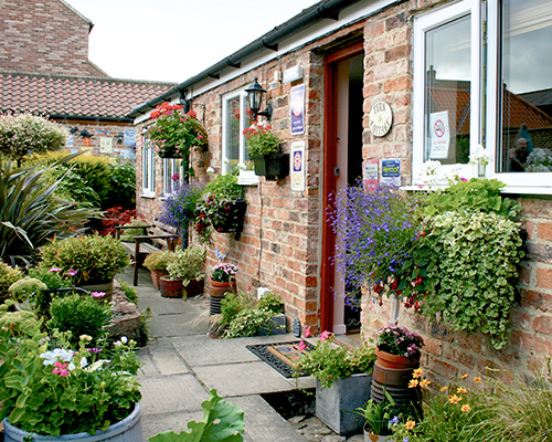 One bedroom self catering holiday cottage. Fern Cottage offers all of the comfort that you would expect from a Four Star Gold awarded holiday cottage but with many personal touches and attention to detail that we believe will make your holiday special. Whether you choose to enjoy the garden in summer or snuggle up on the sofa in front of the fire in winter Fern Cottage is the perfect place to enjoy your holiday. 